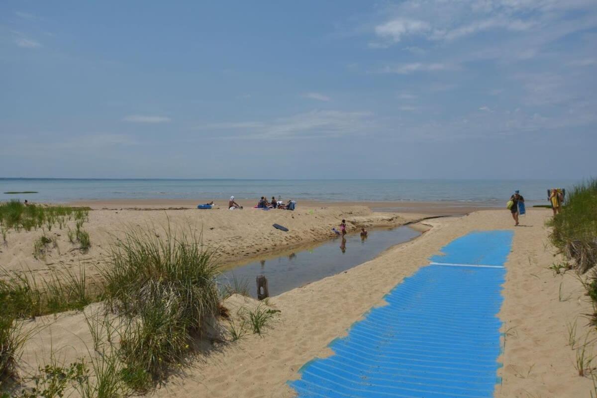 Bright Close To Bayside Beaches *